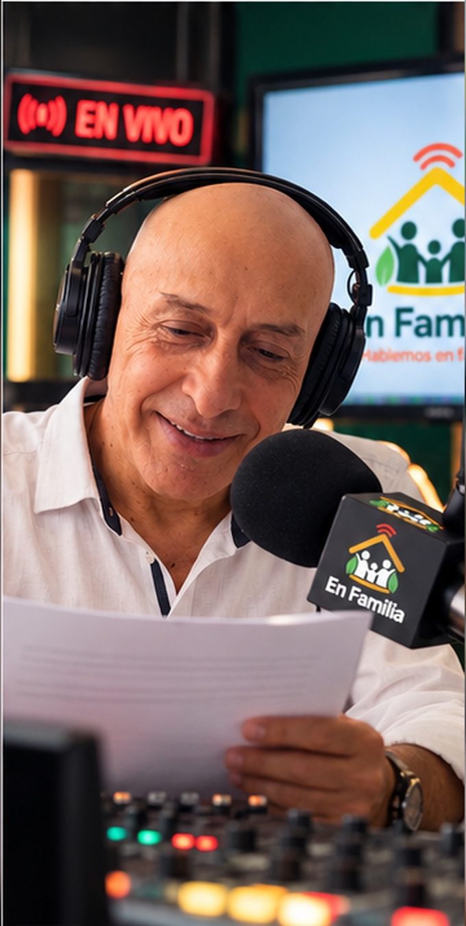 Juan Carlos lee el guion en vivo en la cabina